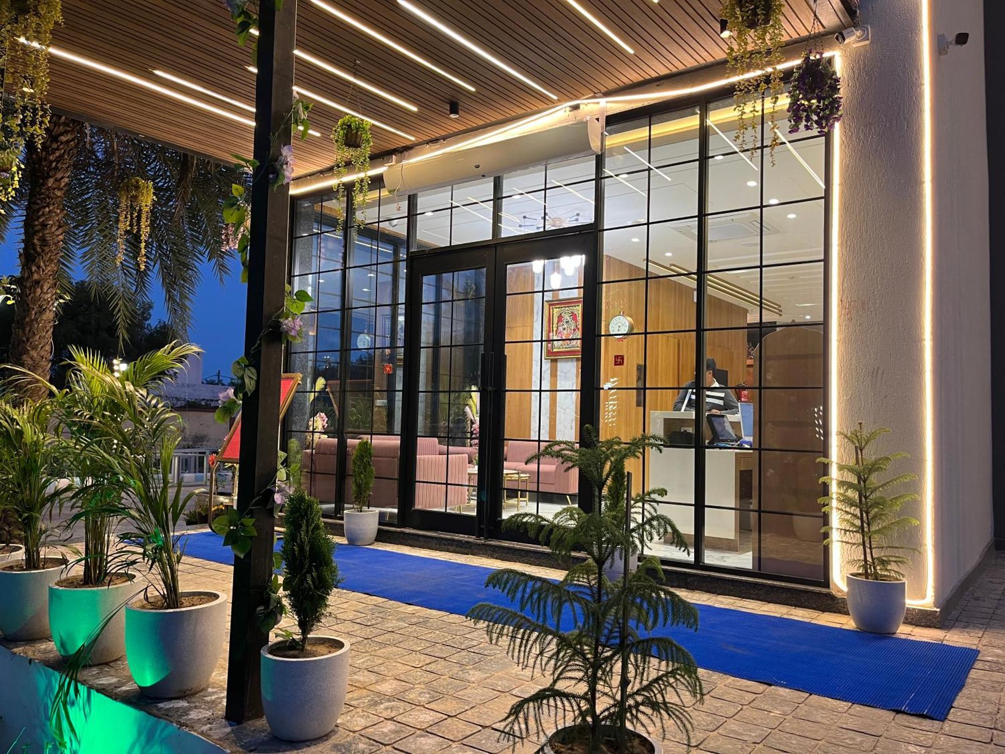 Hotel Three Seasons Vrindāvan Exterior foto