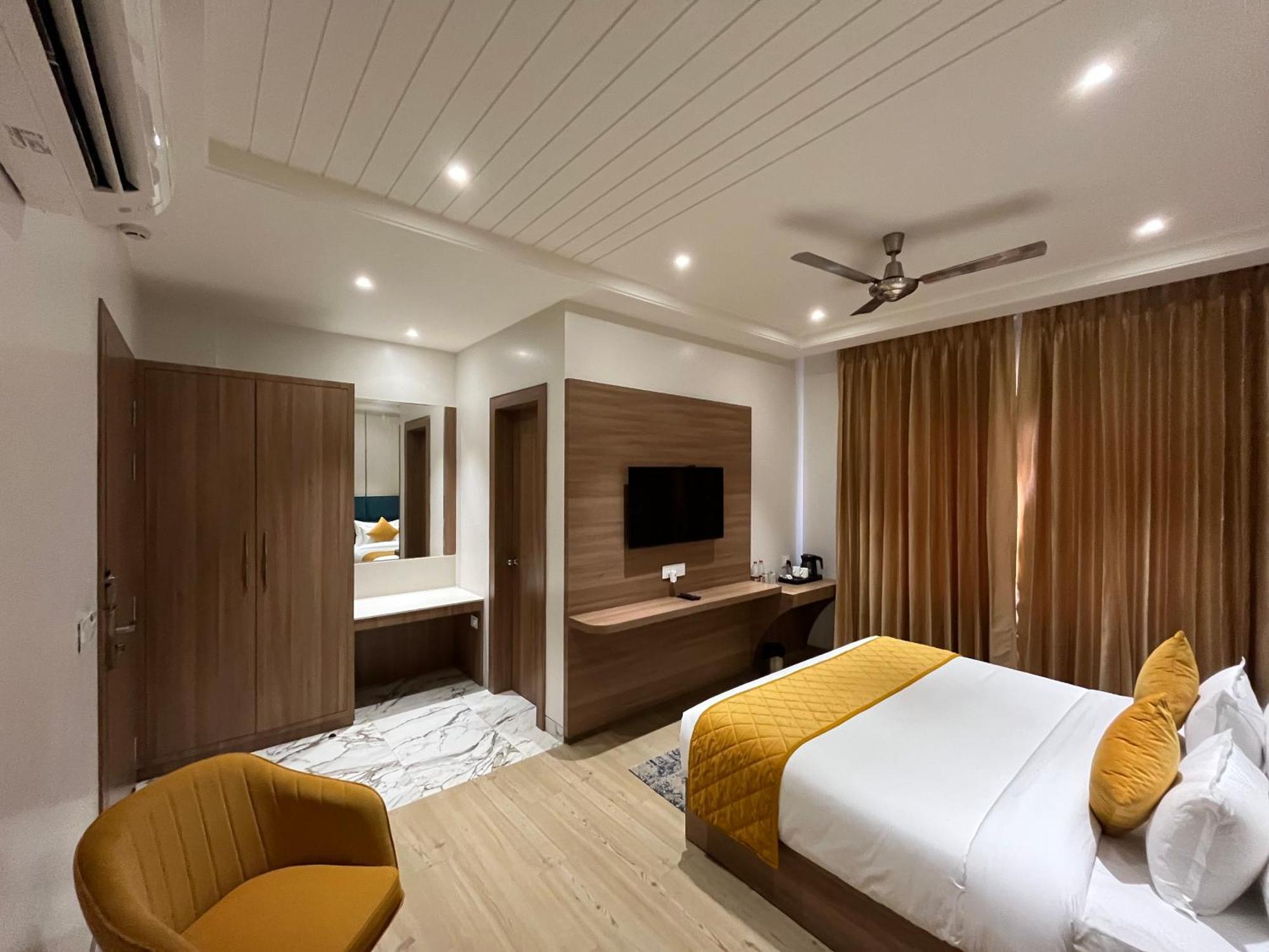 Hotel Three Seasons Vrindāvan Exterior foto