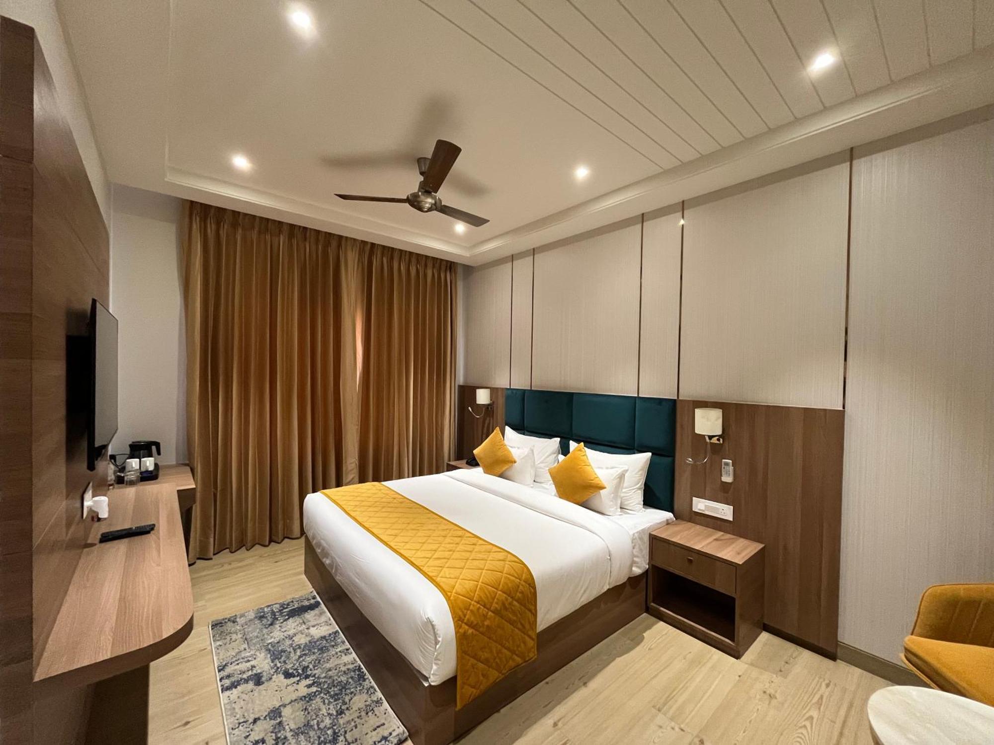 Hotel Three Seasons Vrindāvan Exterior foto