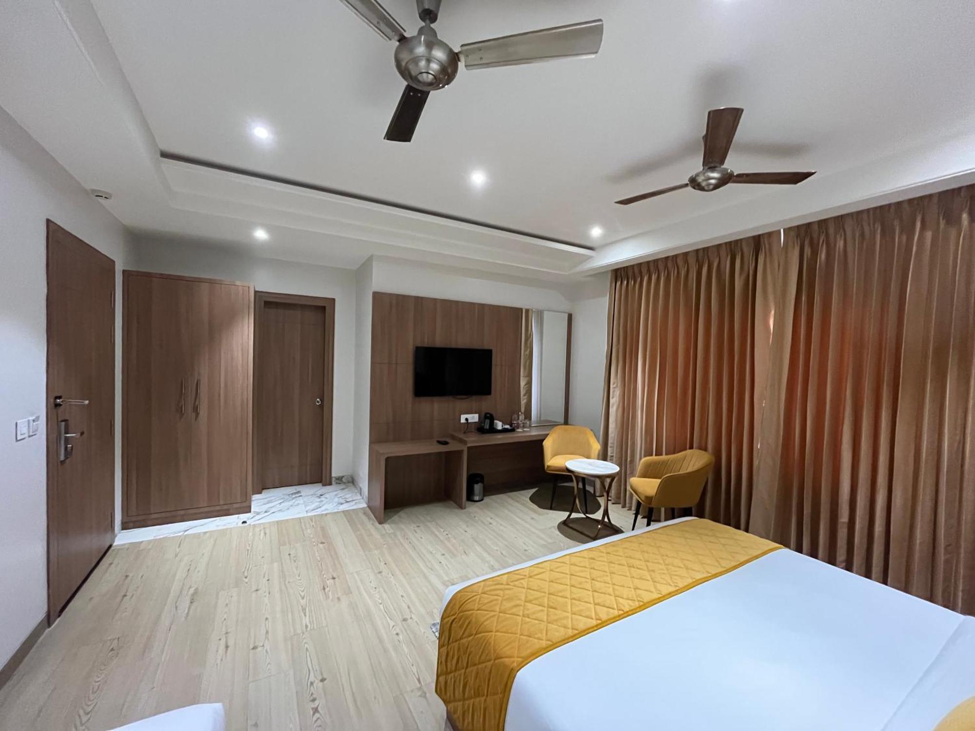 Hotel Three Seasons Vrindāvan Exterior foto